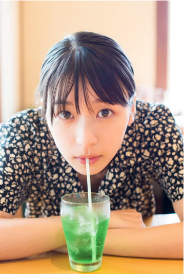 鳴海唯 首本 寫真集 《Sugarless》攝影:川島小鳥