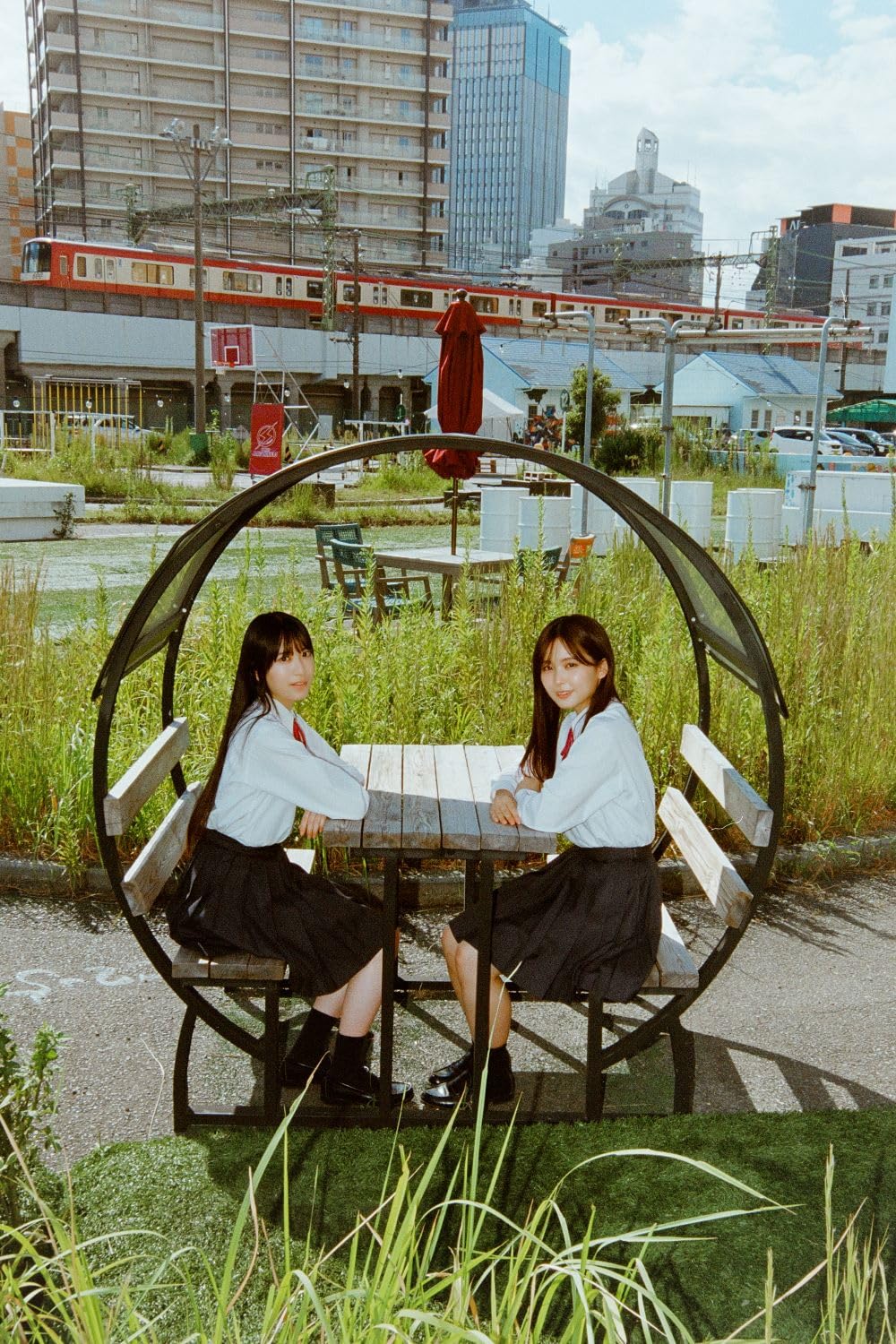 B.L.T. 2025年12月号 表紙: 遠藤理子＆村井優（櫻坂46）